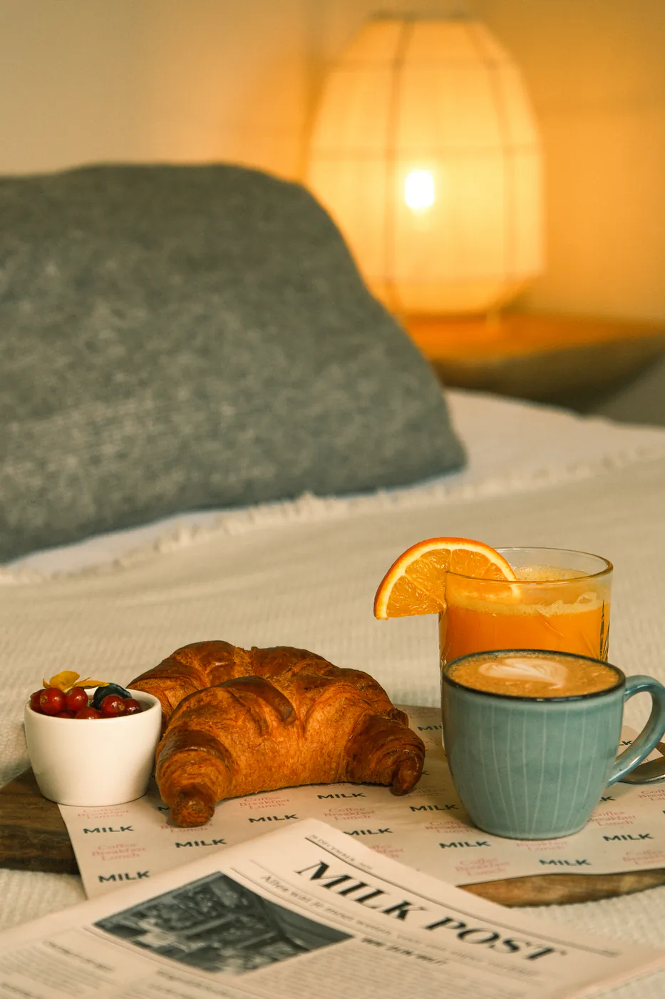 Ontbijt op bed met croissant, jus d'orange en koffie Ontbijt op bed met croissant, jus d'orange en koffie